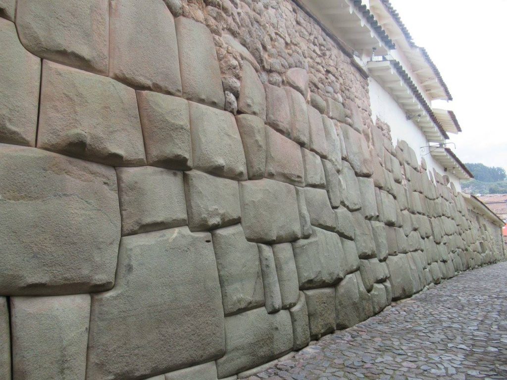Calle Hatun Rumiyuq